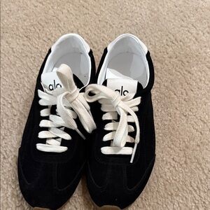 ALO Yoga Black and White Sneakers Sz 7.5